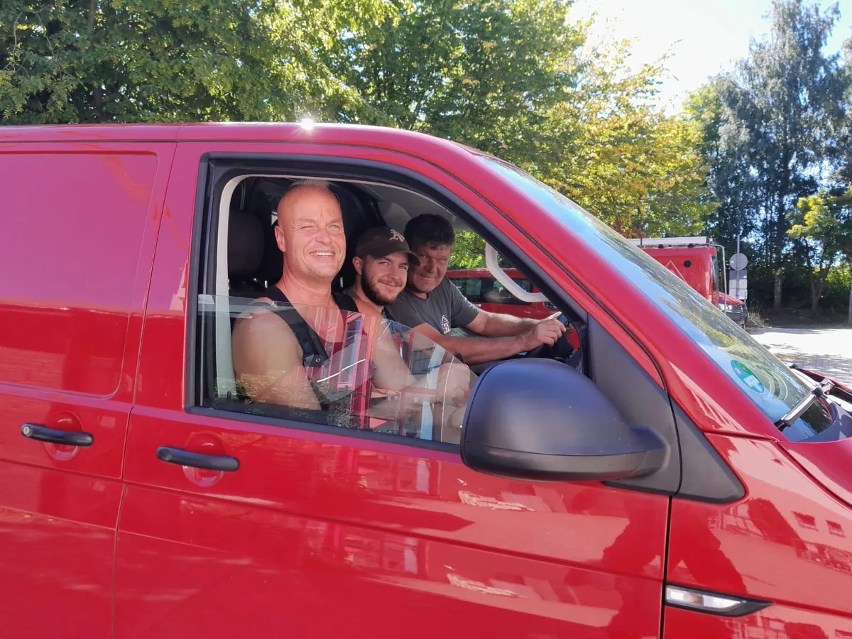 EAA Team im Einsatzfahrzeug, Feierabend in der Region